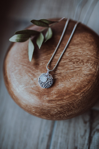 Foto: yolopho-fotografie, Pia Renders 925/- Silberanhänger mit Hammerschlagmuster