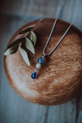 Foto: yolopho-fotografie, Pia Renders 925/- Silberanhänger mit facettierter Achatkugel, Akoyaperle und Amethyst