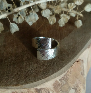 Foto: Inge Scherf 925/- Silberring geschwungen mit Hammerschlagmuster